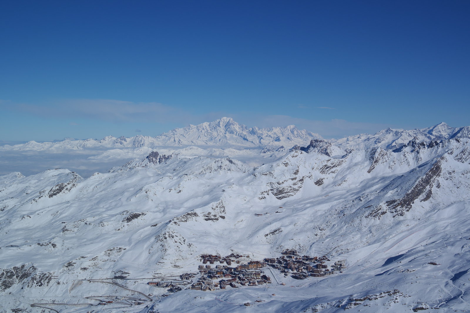 Val Thorens-hátterében a Mt. Blanc