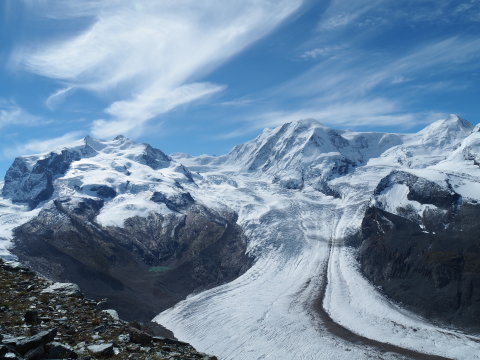 bal oldalon a két csúcs közül a jobb oldalon látható a Dufourspitze