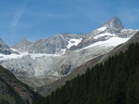 Zermatt nyugati oldalán gleccser húzódik a hegyen