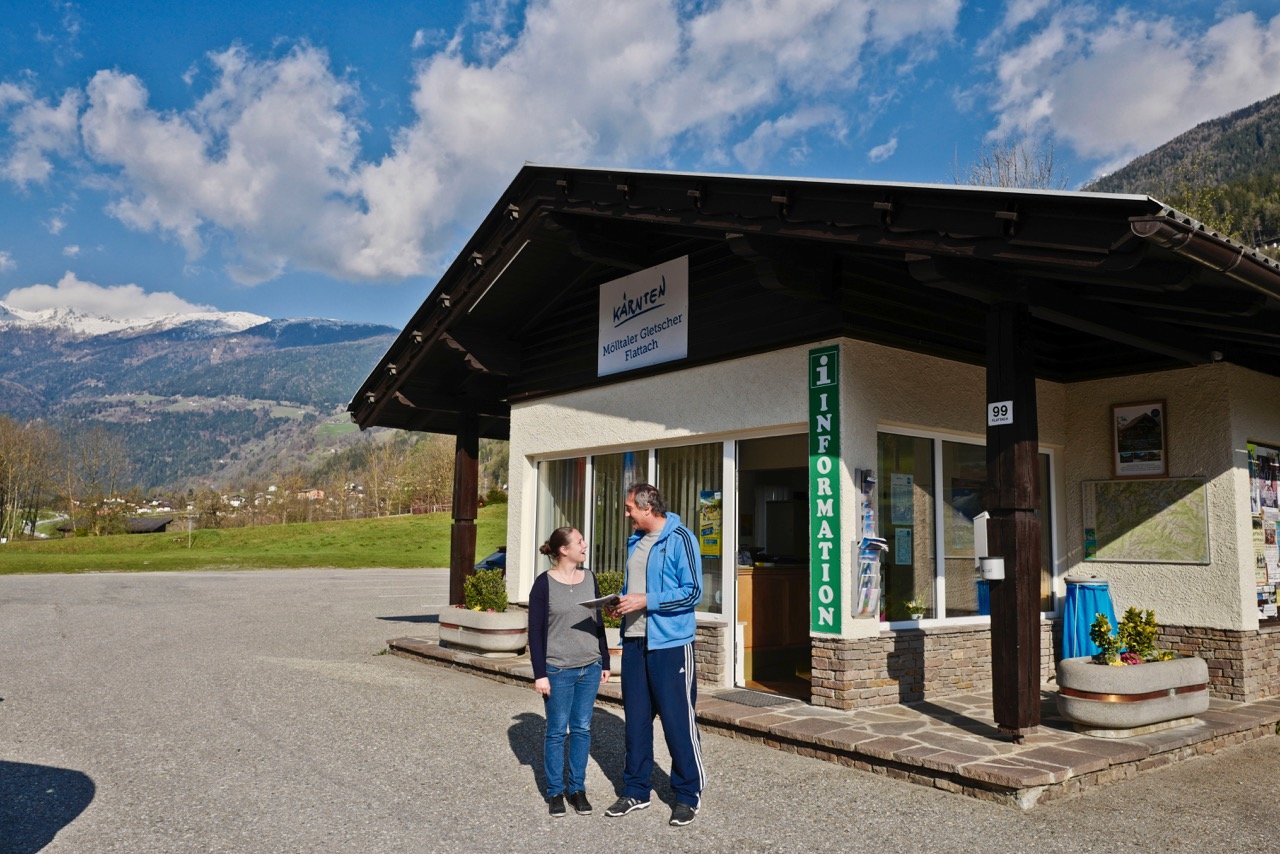 Flattach előtt az út mellett nem lehet eltéveszteni a turista irodát, ahol a szezonális katalógusokat és bármilyen segitséget megadnak. Fotó: Szántó György