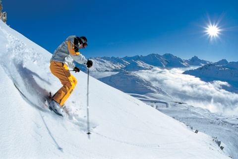 00_T_Arlberg_Stanton_gelber_skifahrer.jpg