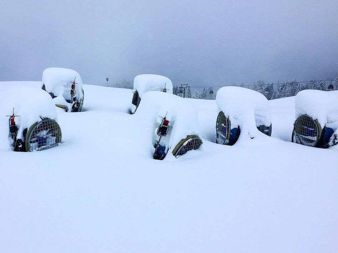 Hó alatt a hóágyúk Nassfelden - fotó: facebook