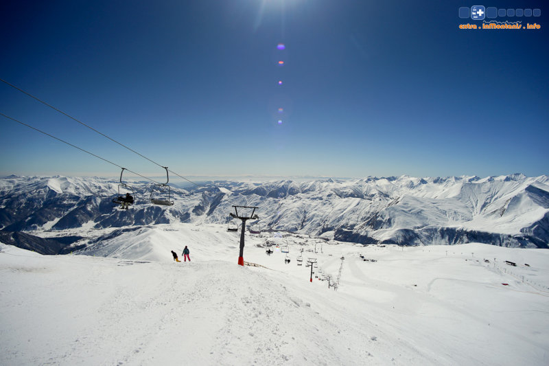 Pompás kilátás a grúz Guadariból - Fotó: ski.inmontanis.info - Kattints a képre a nagyításhoz