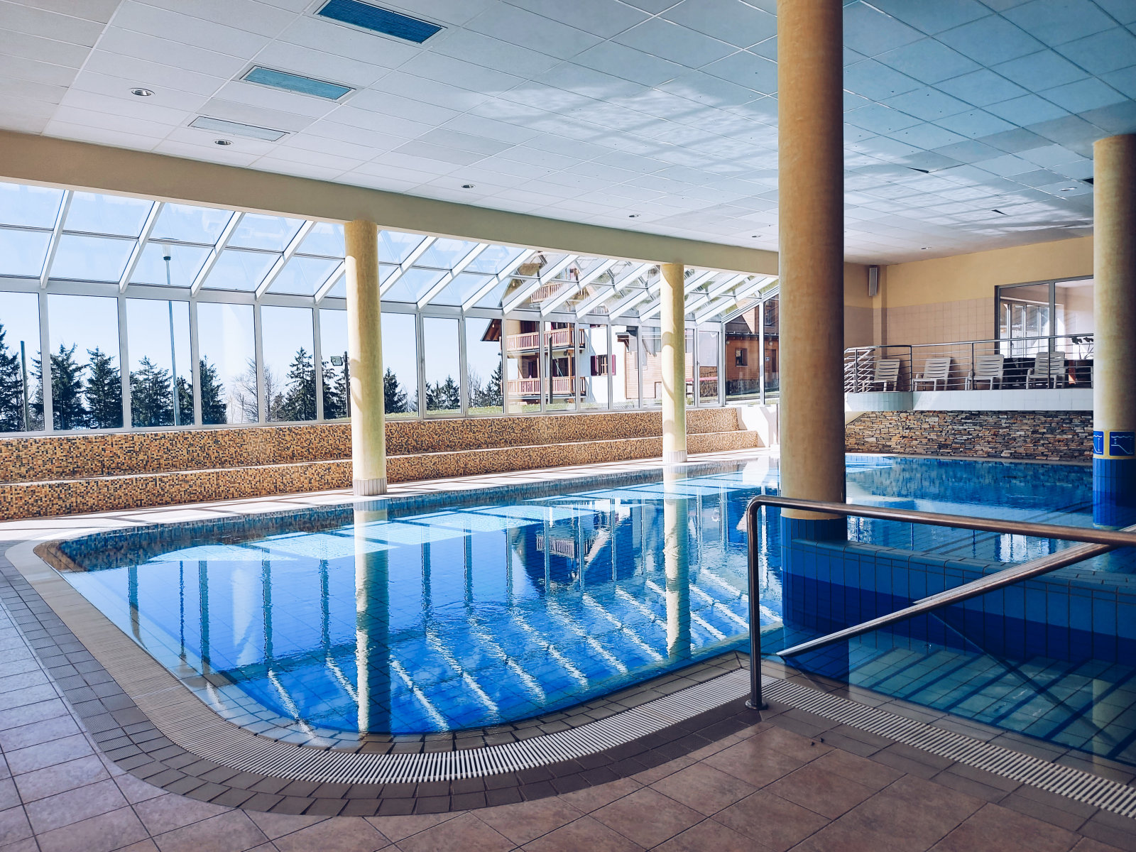 Kopanje-Maribor-ogrevan-bazen-finska-savna-whirlpool-Spa-center-Wellness-hia-Pohorje-Village.jpg