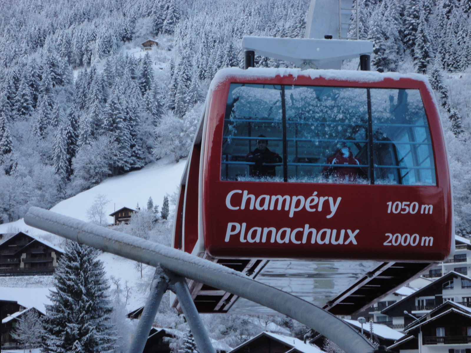 Közel 1000 méteres szintkülönbséget hidal át pár perc alatt Champery kabinos liftje.