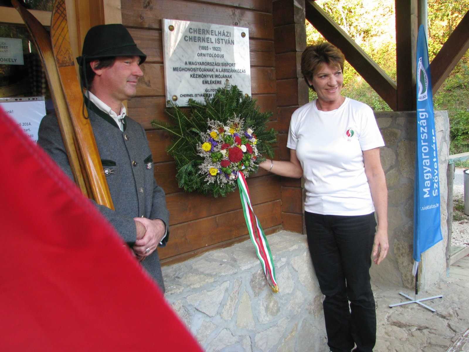 A Klaszter nevében Dr. Egri Katalin, az SMSZ elnöke helyezte el az emlékezés koszorúját