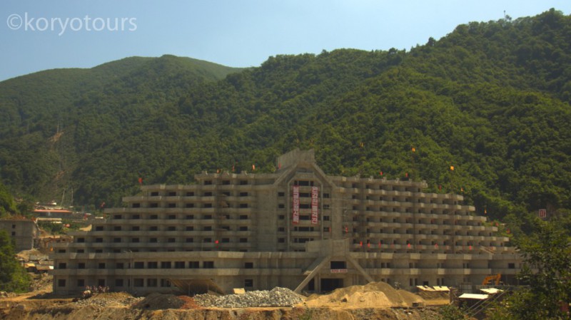 Így állt a szálloda augusztusban (Kép: Koryo Tours) 