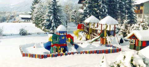 kinderspielplatz-im-winter.jpg