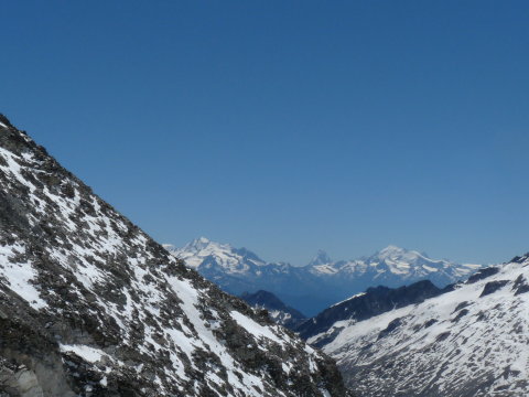 balra Dufourspitze Svájc legmagasabb hegye mellette a Matterhorn