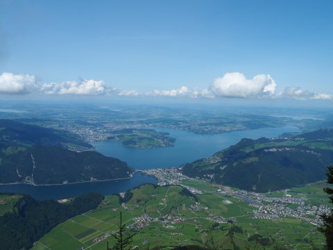 Ki hány tavat lát a képen? Válasz: 5. Ezek Felső-tó, Michigan,Huron, Erie,Ontario. Nem ez nem igaz ezek a Nagy tavak. Középen a Vierwaldstattersee, balra a Sempachersee, középen hátul a Baldeggersee utána a Halwillersee, majd jobbra a Zugi tó