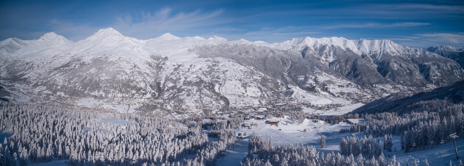 Chantemerle középső állomás, Serre Ratier (1905m) feletti rész. Baloldalon Villeneuve település, középen Orée du Bois 4esülős az alatta futó fekete Pylones pályával, jobboldalon Combes 6osülős a mellette található Stade és Draye piros pályákkal 2017.12.13