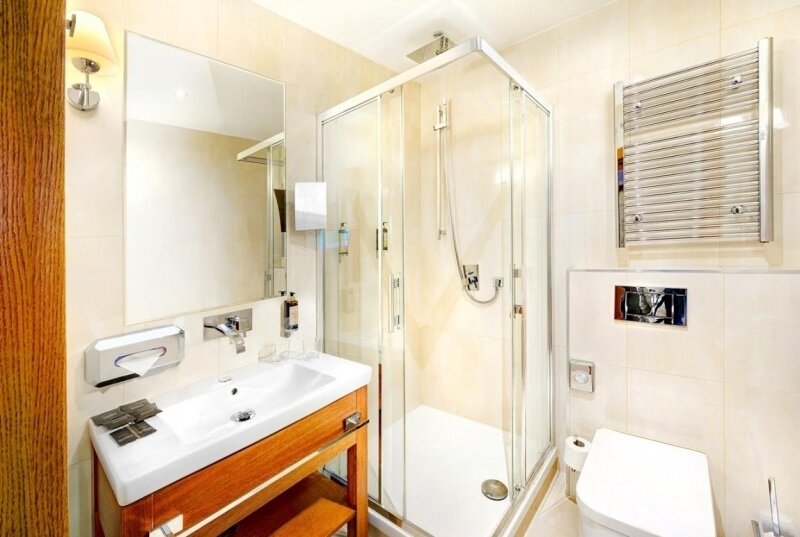 modern szoba fürdőszobája