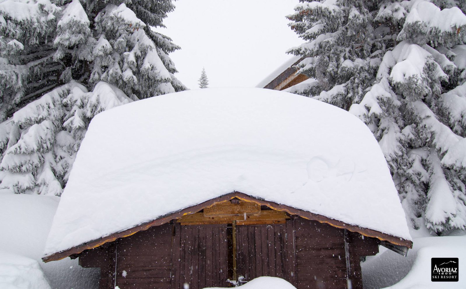 Avoriaz: 150 cm vastag hó a tetőn