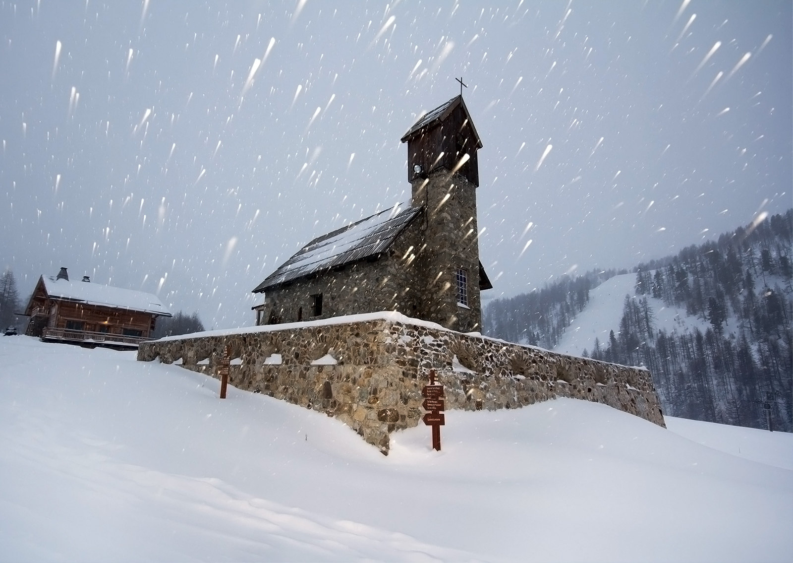 Templom hóesésben