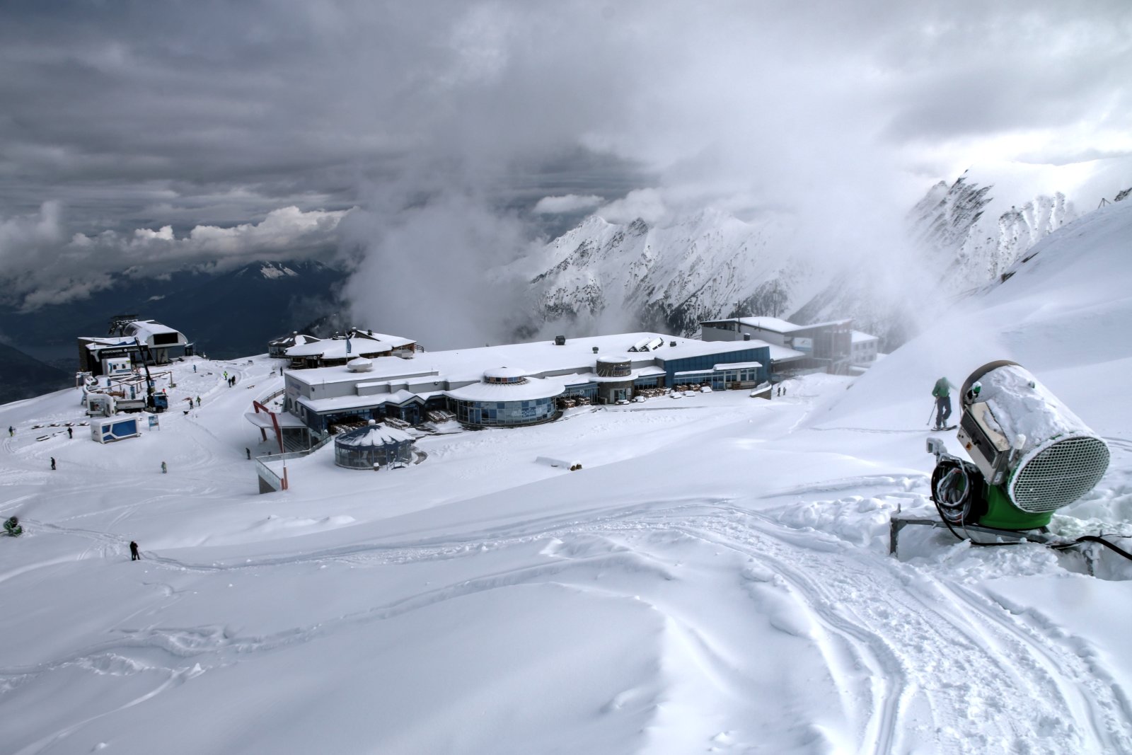 Üzemelő hóágyú az Alpincenternél - Fotó: Stánicz Balázs
