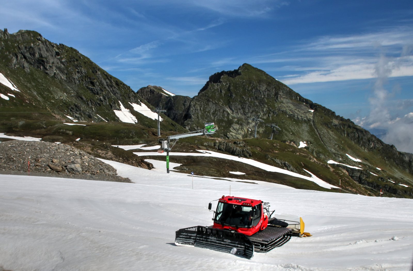Magányos ratrak az Alpincenter pálya alsó szakaszán