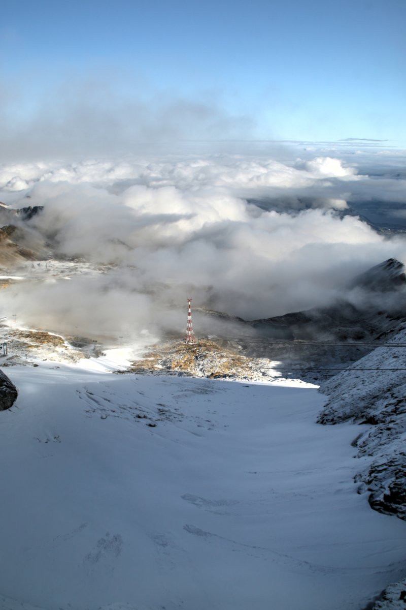 Kilátás észak felé a Schmiedinger gleccserrel, a gleccser helyenként még 100 méter vastag !