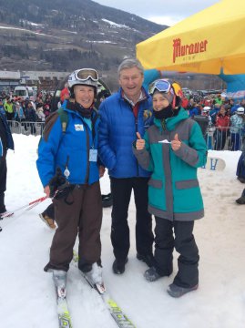 dr Wahlstab Sigrid és Gyarmati Anna Fussi úrral, a Kreischberg lifttársaság igazgatójával. Szabóné Dr. W. S. A FIS megbízábsából a verseny orvos igazgatója volt.