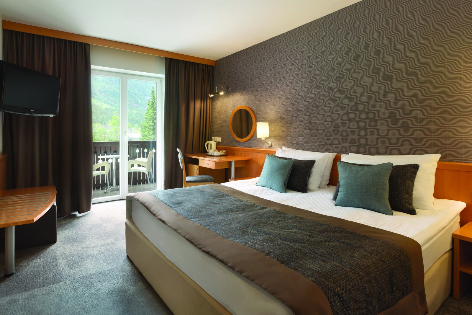 Ramada-Resort-Kranjska-Gora---1-King-Bed-Room---1139319.jpg