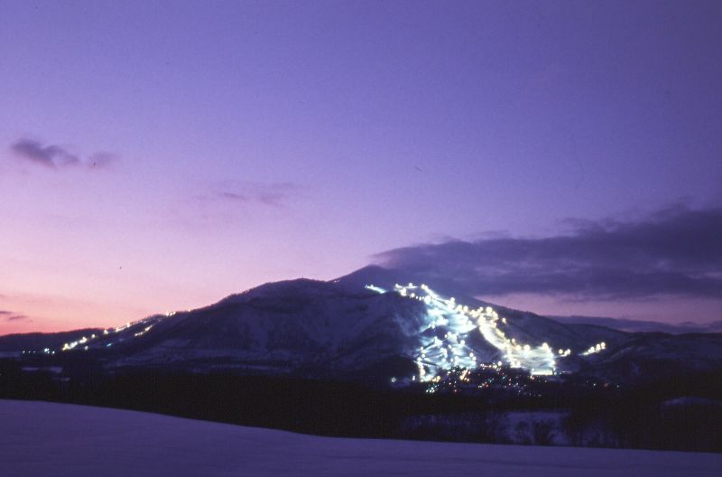 Niseko-Hirafu, a hegy jobb oldalán - Japánban a legnagyobb - Kattints a képre a nagyításhoz