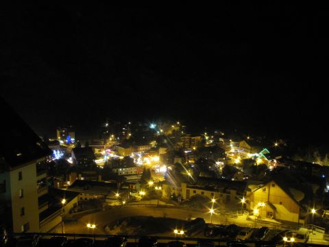 A település éjjel