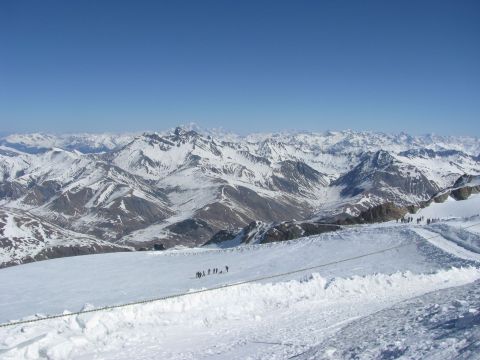 A sírendszer teteje 3500 méteren, háttérben a Mont Blanc, jobbra La Grave-La Melije
