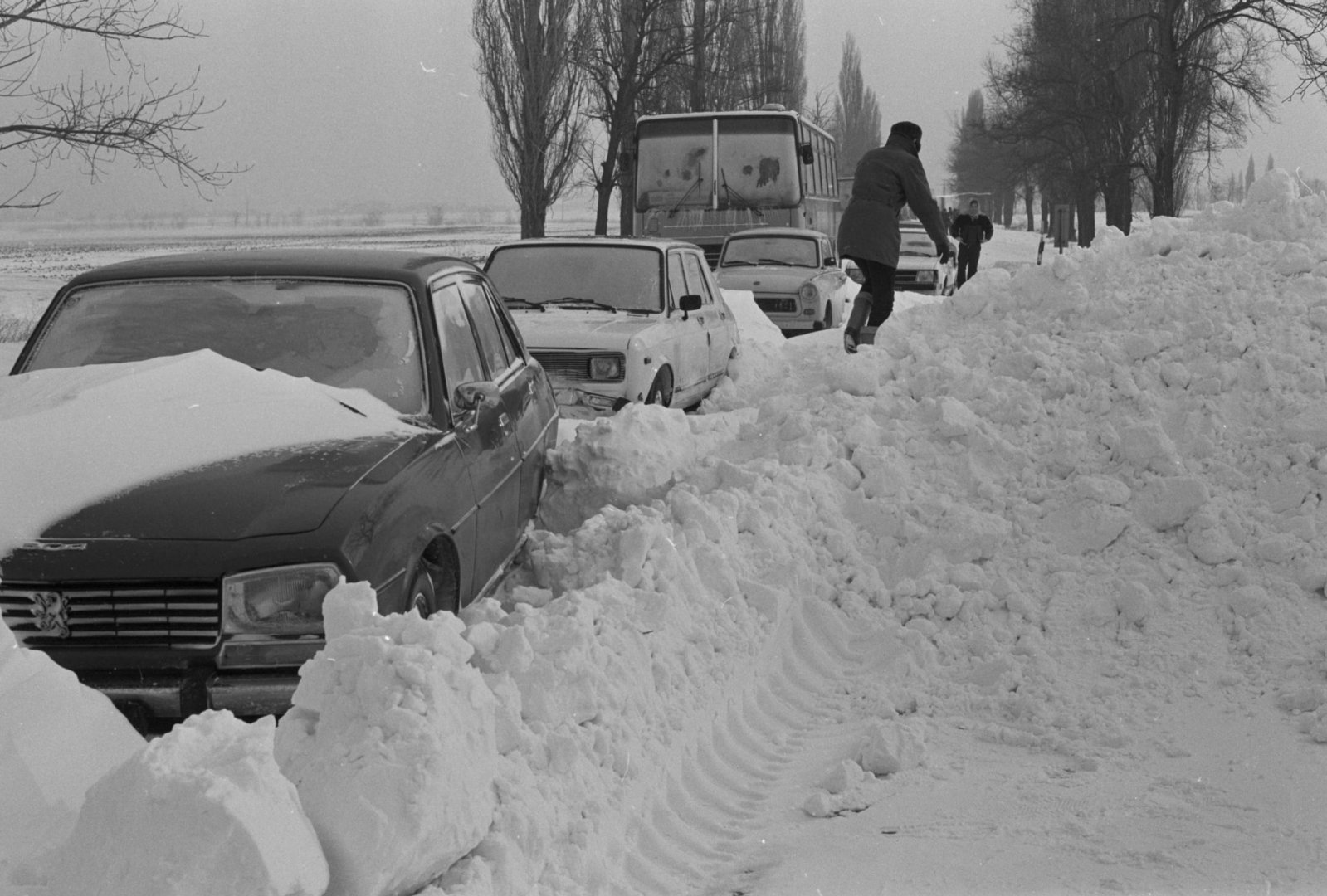 Székesfehérvár, 1987. január 14. Hét busz és számos személyautó vesztegelt a 62-es főúton, Fehérvár határában. többen fagyásos sérüléseket szenvedtek. Fotó: Fejér Megy