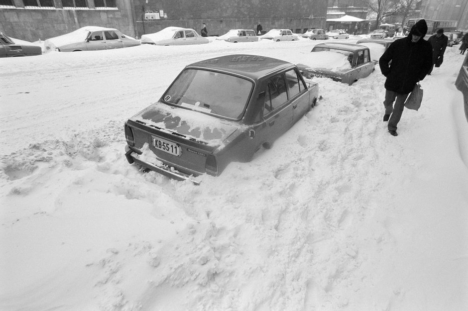 Budapest, 1987. január 12. 30-50 cm-es hó fedi a főváros egyik főútját, szélén egy Skoda személygépkocsi parkol félig behavazva. Fotó: Baric Imre, MTI