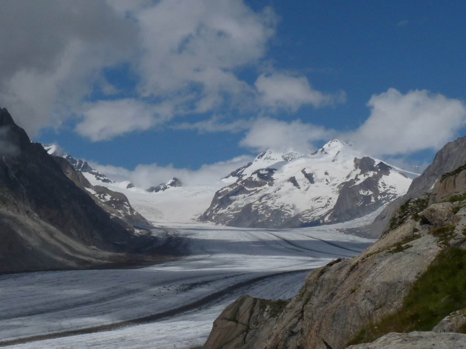 balra a Möch, jobbra a Jungfrau, középen a Jungfraujoch
