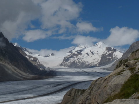 balra a Möch, jobbra a Jungfrau, középen a Jungfraujoch