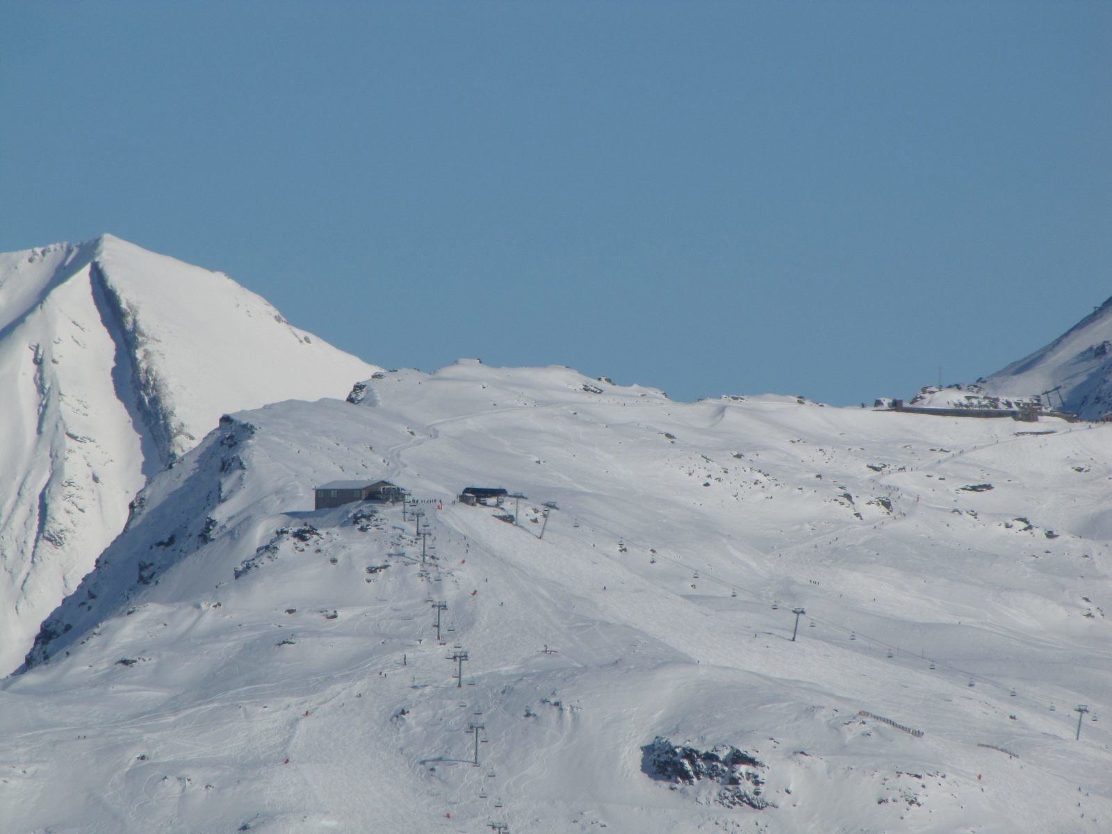 Kilátás a Mont Blanc felvonó tetejéről La Rosiere síterepe felé