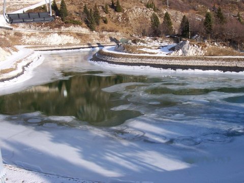 Víztározó is szite jégtelen, mely ritka januárban