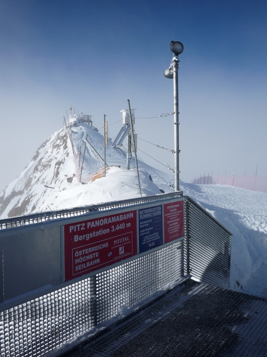 Ausztria legmagasabb felvonójának tetején vagyunk - hirdeti a tábla, háttérben a 3438 m magas Hinterer Brunnenkogel kilátója