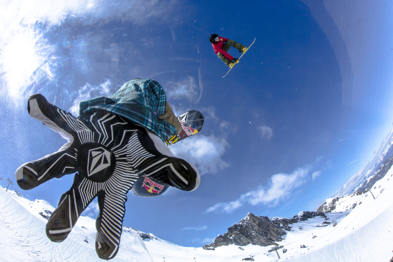 Ring PR: "Markus Keller és Arthur Longo snowboarderek a Kitzsteinhorni snowparkban"