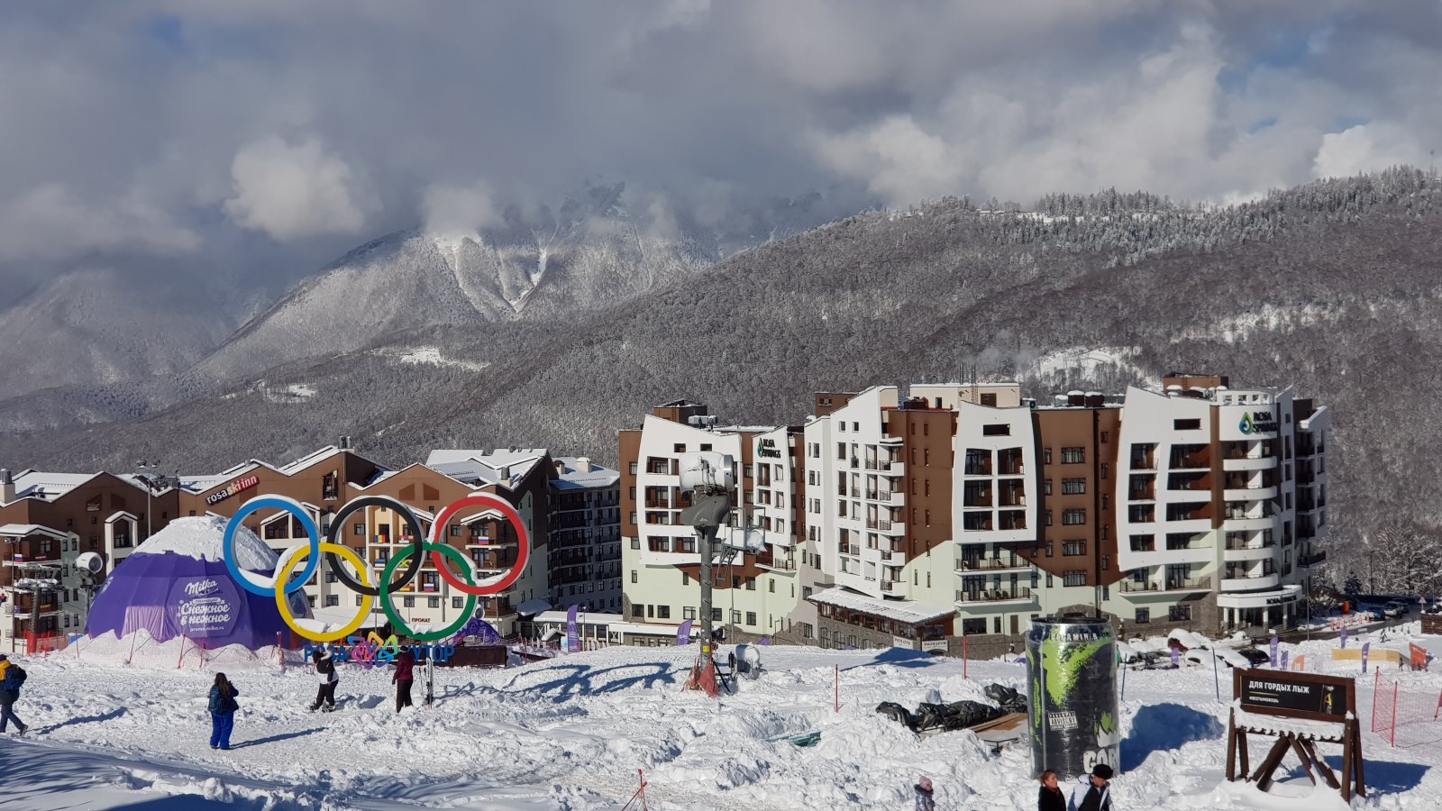 Az olimpiai falut úgy alakították ki, hogy a sportjátékok után is hasznosíthassák a létesítményeket