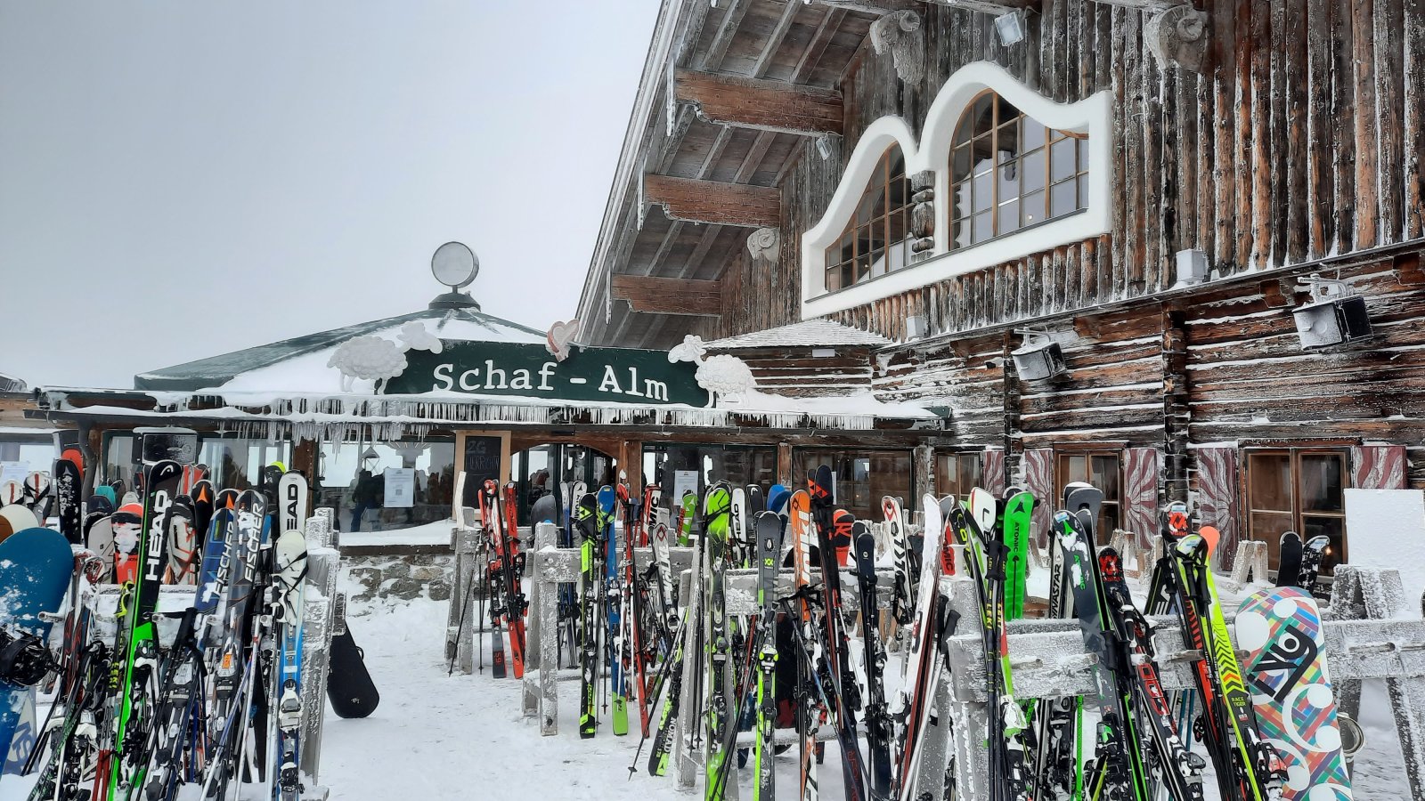 Sokak kedvenc hegyi étterme a Schaf-Alm, a "birkás" Hütte
