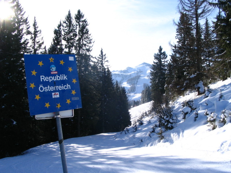 A német-osztrák határt jelző tábla a sípályán