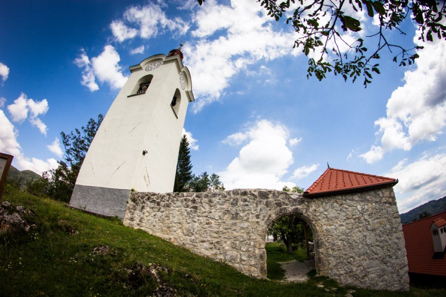 A Snovik Termálfürdőtől 1,5 óra gyaloglással elérhető Sv. Miklavz kápolna 