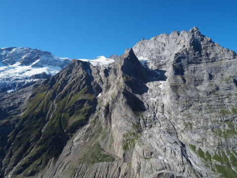 középen a Eiger a havas csúcs pedig a Mönch