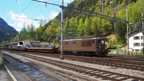 Goppensteinél a kocsikat vonatra rakják és mennek át északra Bern kantonba