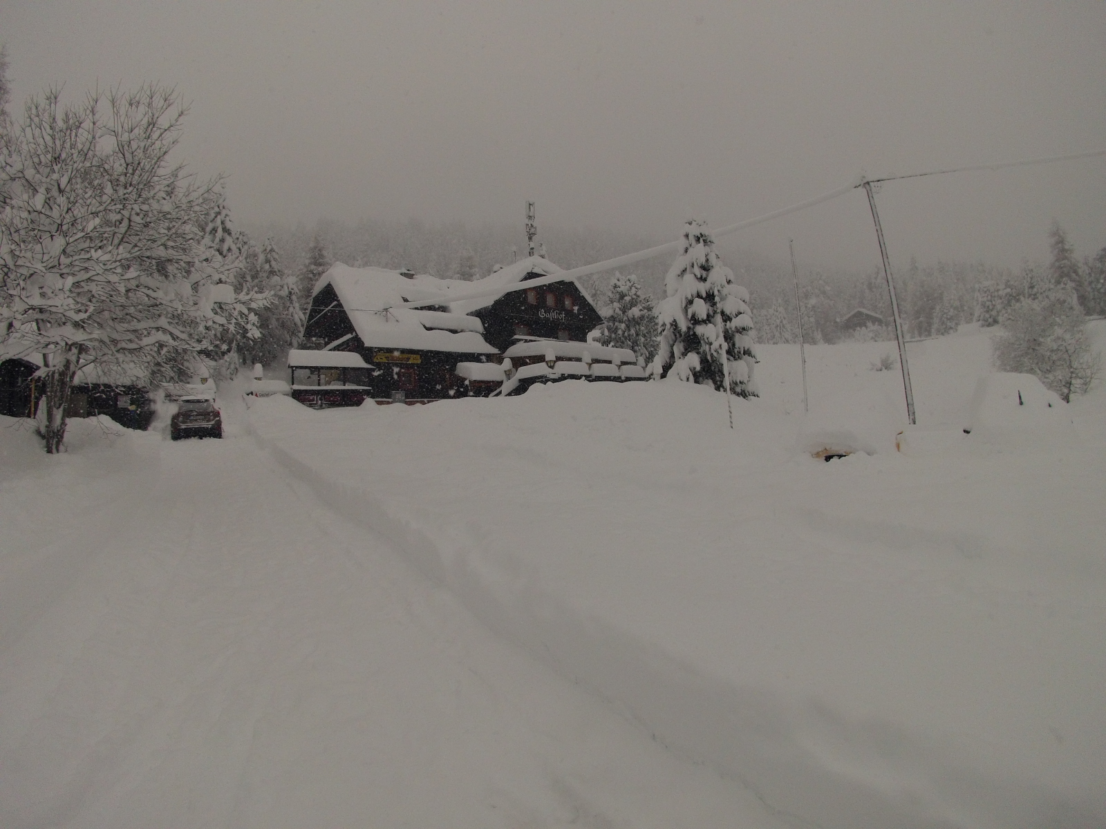 Badwirt Gasthof. A kép jobb sarkában néhány gépkocsi nyomai a hó alatt!