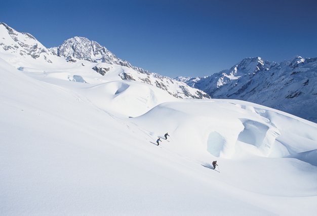 Síelők a Tasmán gleccseren - Fotó: snow.co.nz - Kattints a képre a nagyításhoz