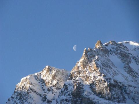 Reggel 08:00 tájban a lemenő Hold Val Claret városrészből fényképezve