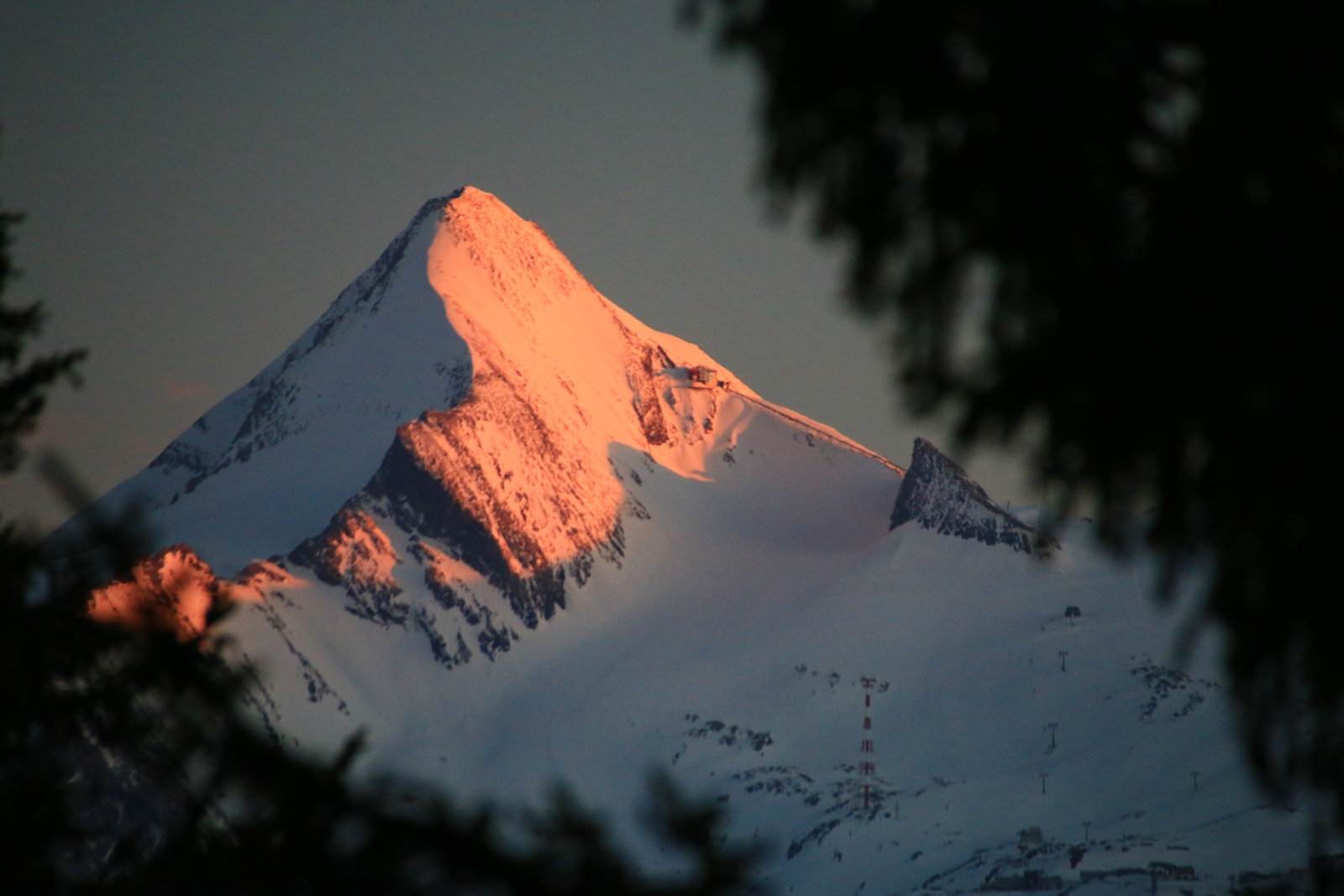 A 3204 m magas Kitzsteinhornot színezi narancsárgára a lenyugvó Nap.