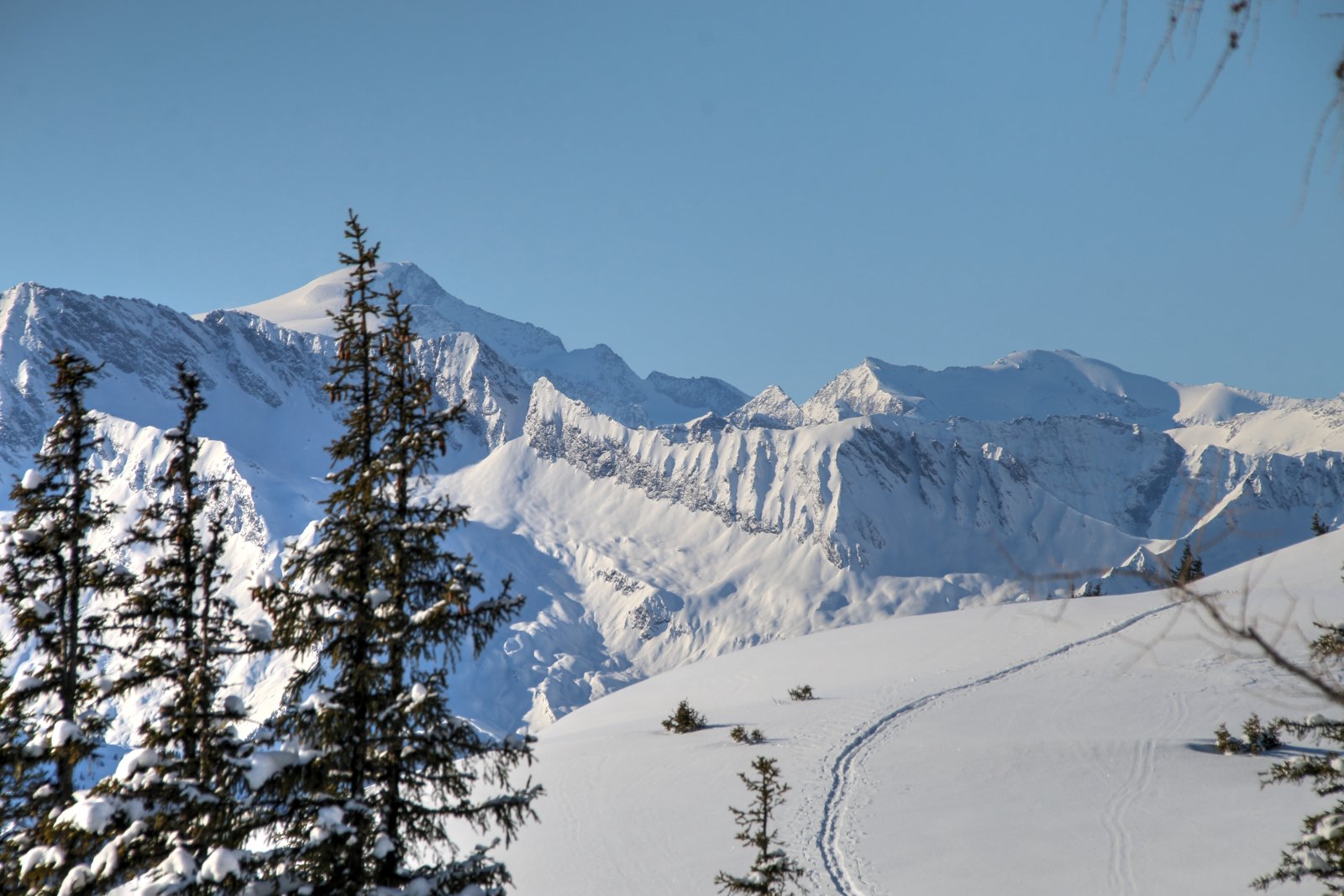 Sítúrázés kilátással a Magas-Tauern háromezreseire, háttérben a 3600 m feletti magasságoba törő Großvenediger