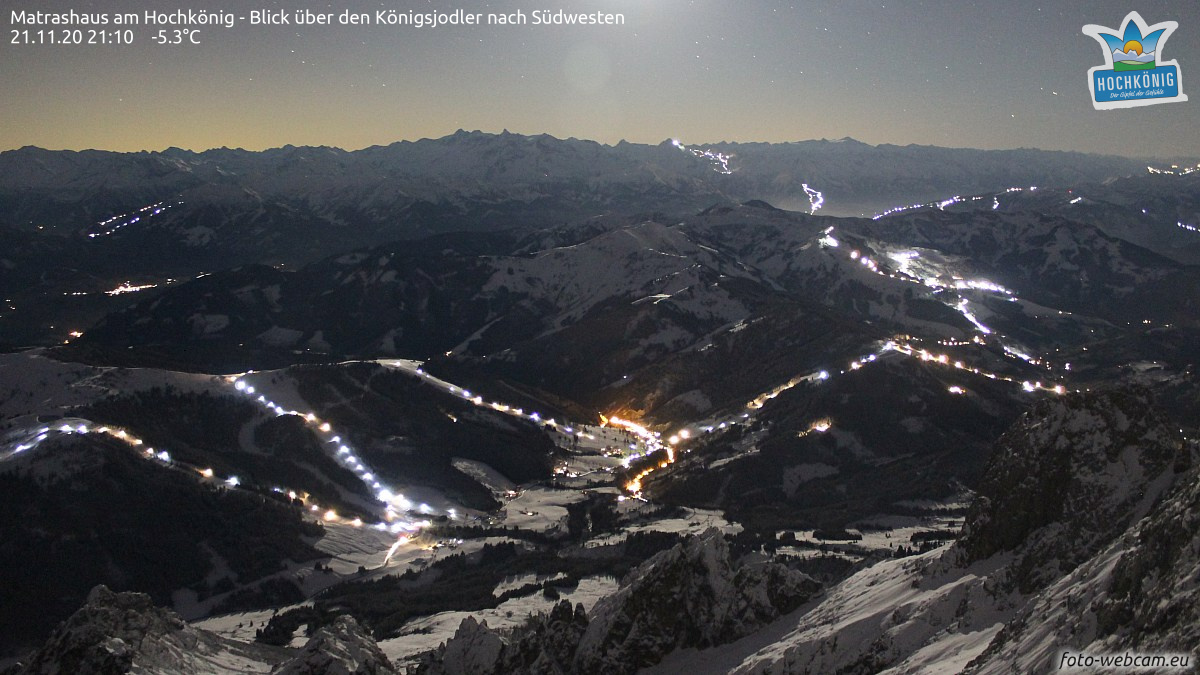 Látványos szombat esti felvétel a Hochkönigről, a világító pontok a hegyeken hóágyúk - Fotó: foto-webcam.eu