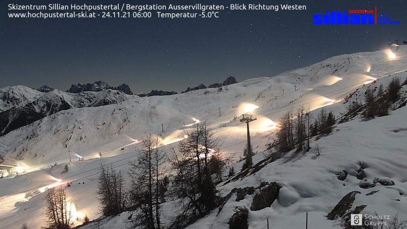 Csillagfényes éjjelen dolgoznak a hóágyúk Sillianban (Kelet-Tirol) - Fotó: foto-webcam-eu