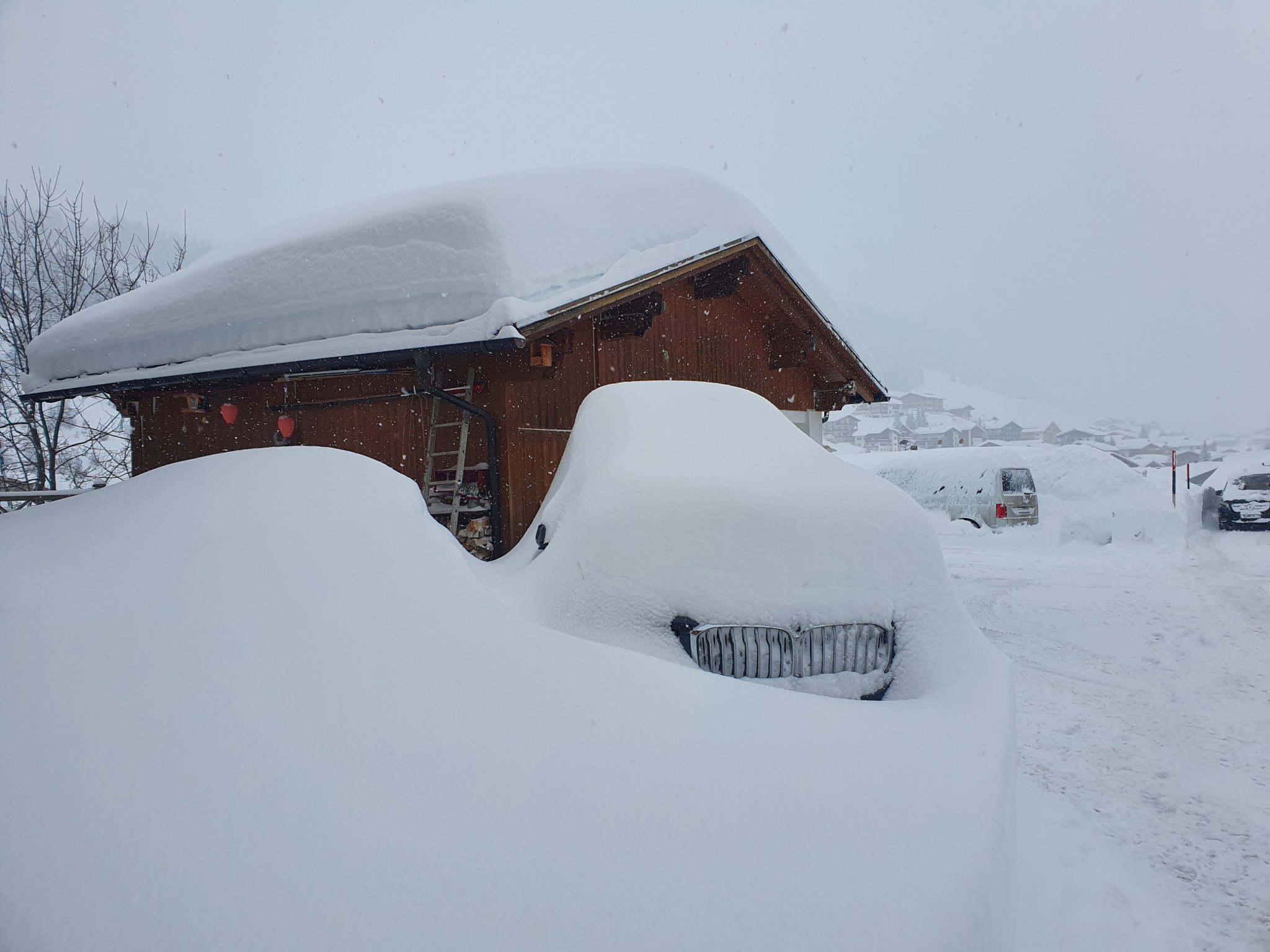 Arlberg: autók hó alatt - Fotó: Lech am Arlberg