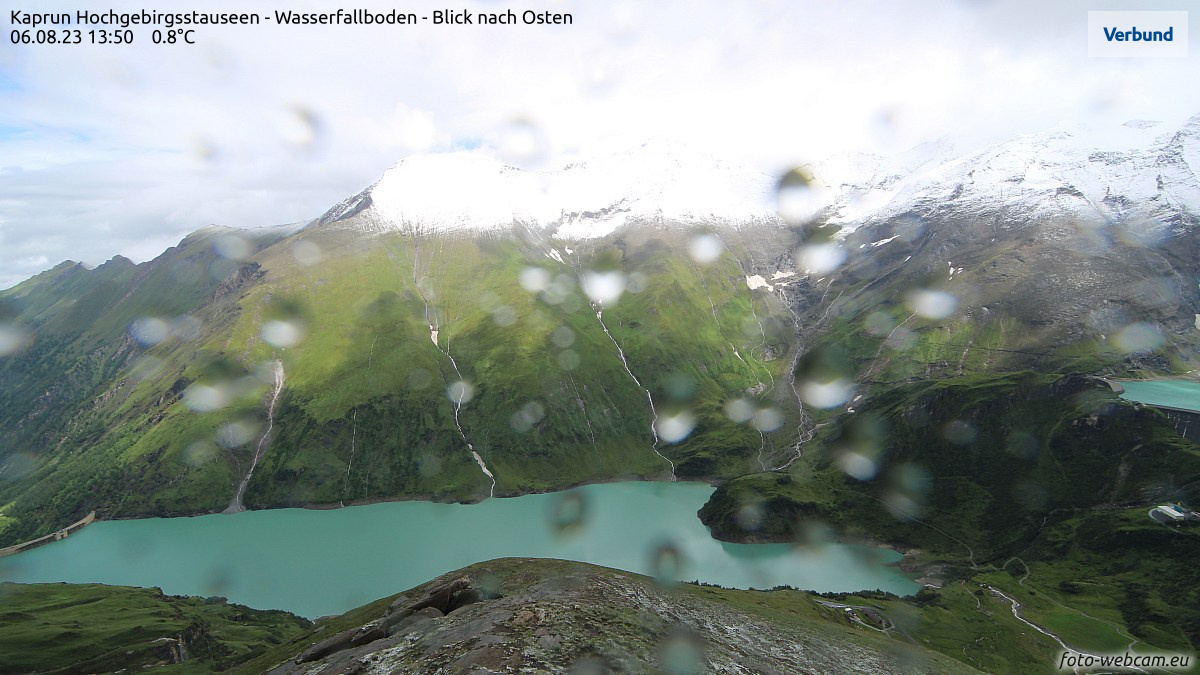 Jól látszik a hóhatár a Magas-Tauern hegyein vasárnap, hétfőn ennél jóval alacsonyabb lehet - Fotó: foto-webcam.eu