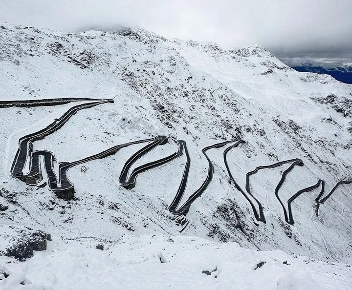 A Stelviora vezető híres panorámaút a havazás után